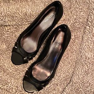 Peep-Toe Wedges ( Black )